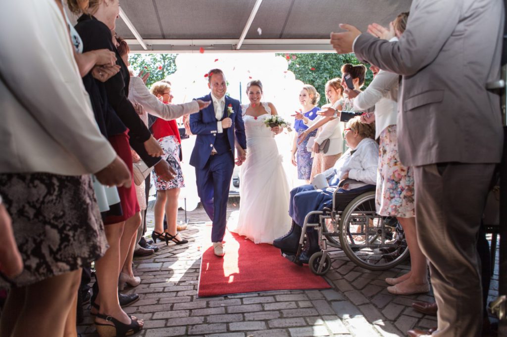 Trouw foto, rode loper over het terras, bruiloft op maat