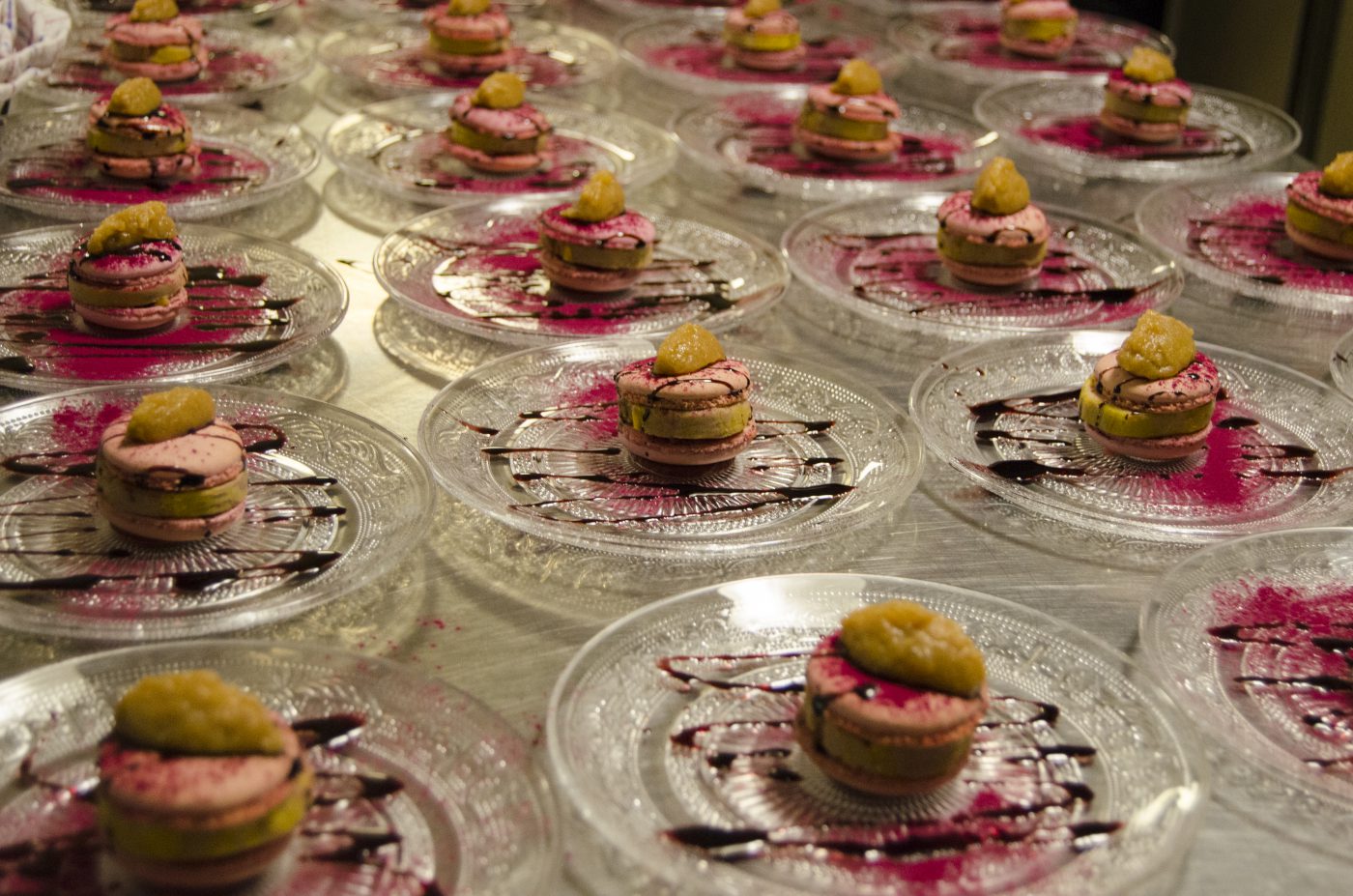Glazen bordjes, meegeven met Kerst, macaron van rode biet, foie gras, ganzenlever, gebbqde appelcompote, macaron, rode port, rode biet, port stroop