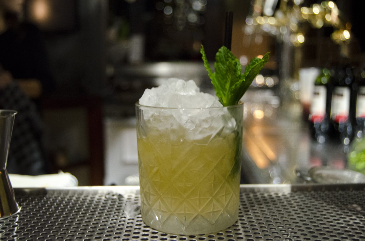 Stormy horny, blauw, laagjes, ginger beer, goslings rum, suiker water, limoensap, bloemetjes, witte bloemen, wasknijpertje, gedroogde limoen, ijs, ijsblokken, ice cubes