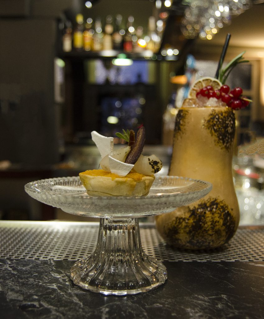 Sfeerbeeld over cocktail. Ook weer een paring tussen cocktail en gerecht, een vegetarische bereiding van pompoen.