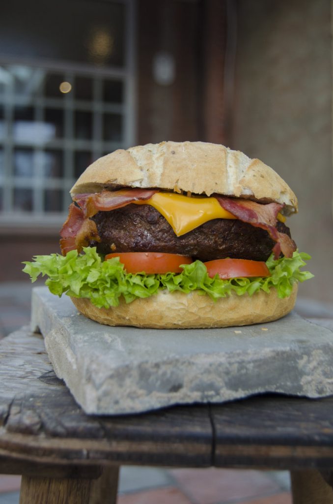 Hamburger De Driezeeg met bacon en cheddar, lekkerste burgers van Brabant