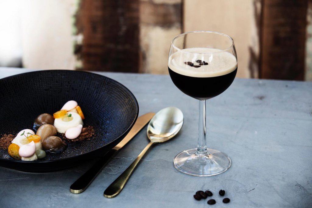 Espresso Martini, foodpairing, gouden bestek, cocktails en comfort food. Luxueus koffie drinken in een ongedwongen sfeer. Speciale koffies, koffie cocktail.